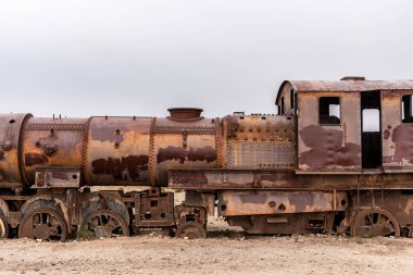 Eski paslı lokomotif tren mezarlığında terk edilmiş. Uyuni, Bolivya