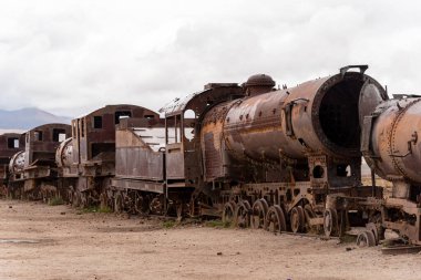 Eski paslı lokomotif tren mezarlığında terk edilmiş. Uyuni, Bolivya