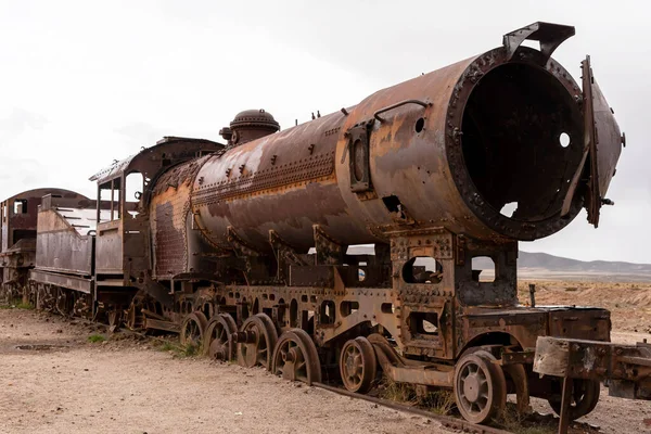Eski paslı lokomotif tren mezarlığında terk edilmiş. Uyuni, Bolivya