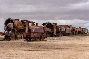 Eski paslı lokomotif tren mezarlığında terk edilmiş. Uyuni, Bolivya