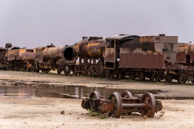 Eski paslı lokomotif tren mezarlığında terk edilmiş. Uyuni, Bolivya