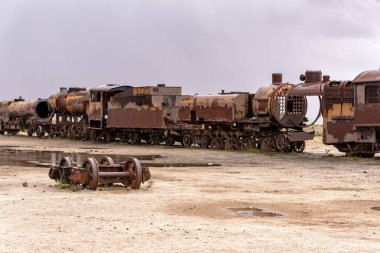 Eski paslı lokomotif tren mezarlığında terk edilmiş. Uyuni, Bolivya