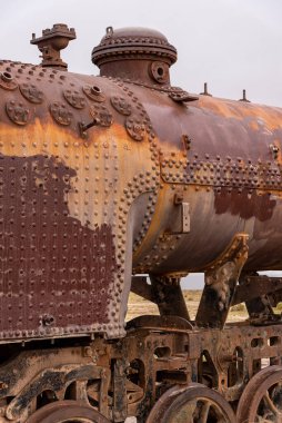 Eski paslı lokomotif tren mezarlığında terk edilmiş. Uyuni, Bolivya