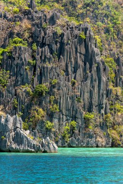 Filipinler 'deki El Nido Sahili' nde kristal sular ve kaya tepeleri oluşumları