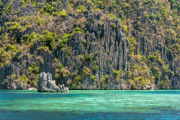 Filipinler Deki Nido Sahili Nde Kristal Sular Kaya Tepeleri Oluşumları — Stok fotoğraf