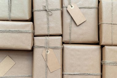 Geri dönüşümlü kağıda sarılmış bir sürü hediye.