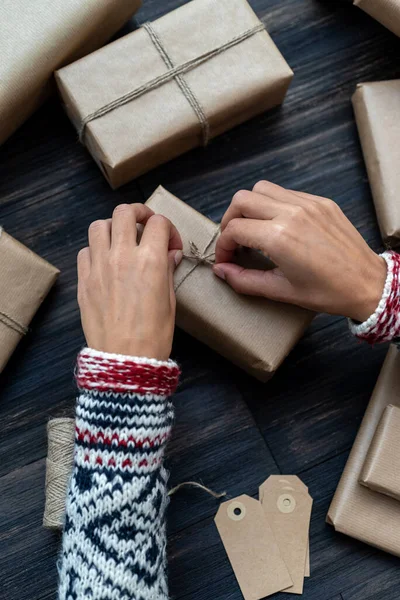 Female Hands Pullover Enveloping Christmas Gift Box Decorated Kraft Paper — Stock Photo, Image