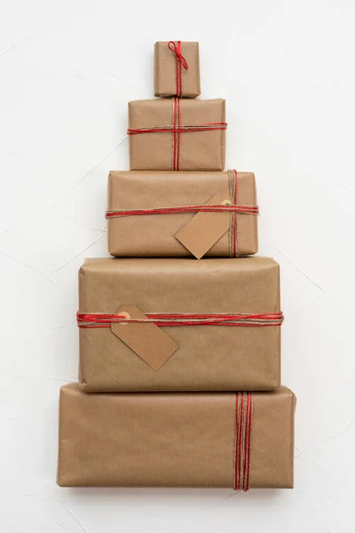 Pudełka Świąteczne Zapakowane Papier Rzemieślniczy Tworząc Postać Choinki Białym Tle — Zdjęcie stockowe