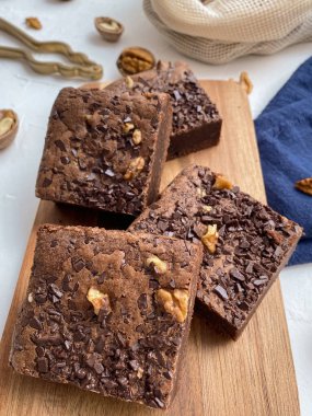 Beyaz zemin üzerinde istiflenmiş kek ve fındıkların üst görünümü