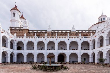 Sucre, Bolivya 'daki San Felipe de Neri manastırının avlusunda.