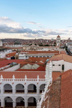 3 Mart 2020: San Felipe de Neri Manastırı 'nın çatısından Sucre manzarası. Sucre, Bolivya