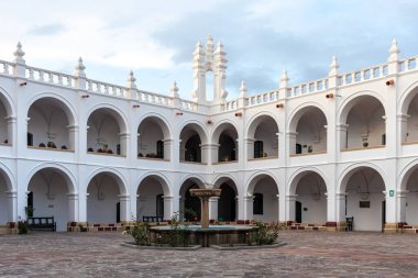 Sucre, Bolivya 'daki San Felipe de Neri manastırının avlusunda.