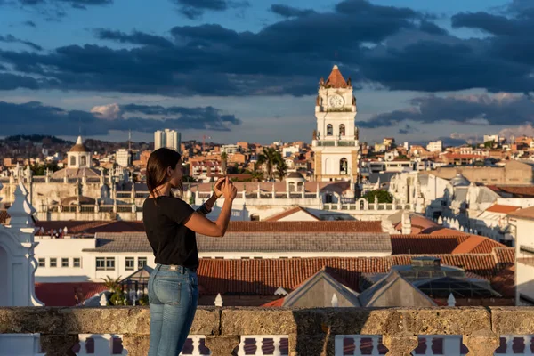 Mulher Tirando Fotos Das Vistas Sobre Sucre Sua Belltower Telhado — Fotografia de Stock