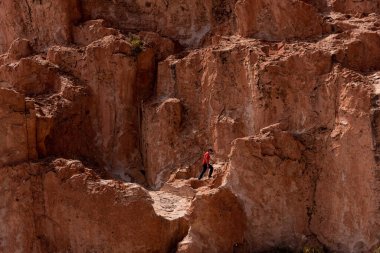Kayalık dağlarda yürüyüş yapan bir adam