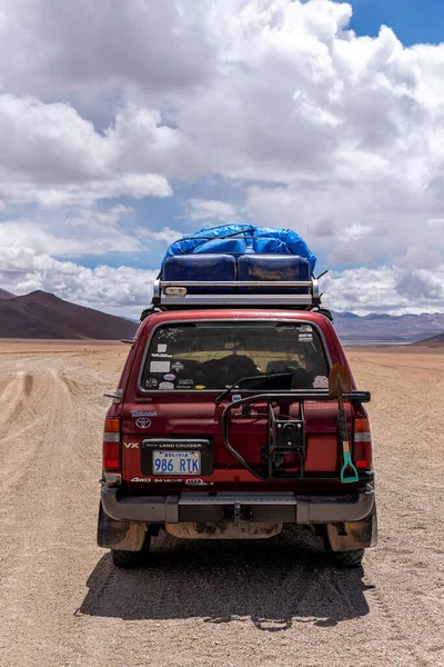 Egy 4X4 Halad Bolíviában Altiplano Tól Délnyugatra Egy Felhős Napon — Stock Fotó