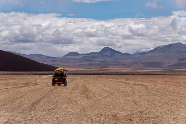 Coche Conduciendo Por Suroeste Del Altiplano Bolivia Día Nublado — Foto de Stock