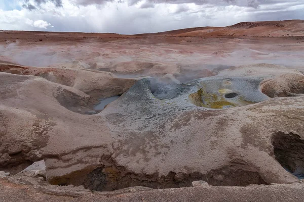 And Dağları, Bolivya 'da volkanik aktiviteli çamur çukurları.
