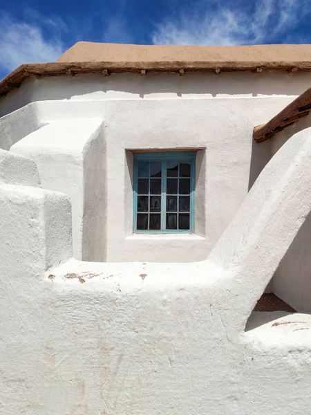 サンペドロ アタカマに白い漆喰の壁と青い窓のある家の外観 — ストック写真