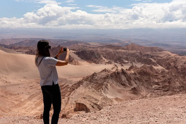 Viandante Anonima Che Fotografa Formazioni Rocciose Una Giornata Nuvolosa Nel — Foto Stock