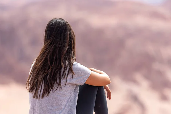 Visão Traseira Mulher Anônima Admirando Formações Rochosas Dia Nublado Deserto — Fotografia de Stock