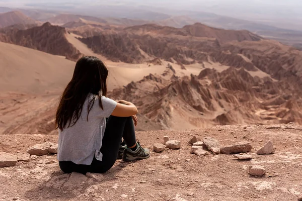 Vista Posteriore Una Donna Anonima Che Ammira Formazioni Rocciose Una — Foto Stock