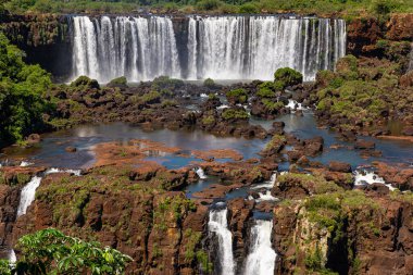 Iguazu Şelaleleri 'nin muhteşem canlı manzarası.