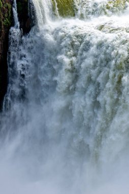 Iguazu Şelalesi 'nin görkemli güçlü akışının yakın görüntüsü.