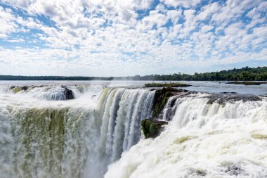 Iguazu Şelalesi 'nin görkemli güçlü akışının yakın görüntüsü.