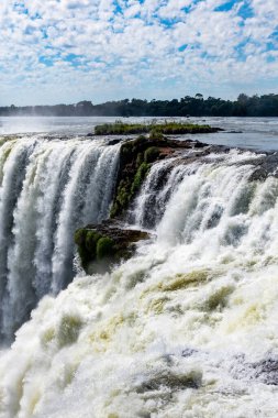 Iguazu Şelalesi 'nin görkemli güçlü akışının yakın görüntüsü.