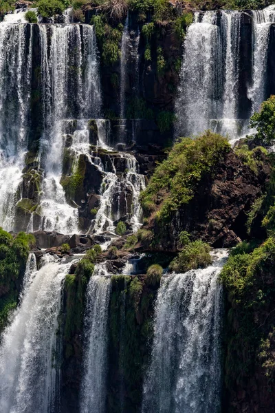 Kraftfull Stänk Vatten Ström Berömda Iguazu Falls Flyter Från Stenig — Stockfoto