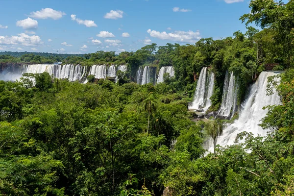 Nádherná Živá Krajina Vodopádů Iguazu Vodními Toky Padajícími Mezi Zelenající — Stock fotografie