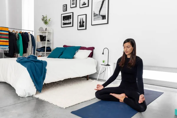 Jovem Praticando Ioga Meditação Lótus Posar Quarto Com Interior Estilo — Fotografia de Stock