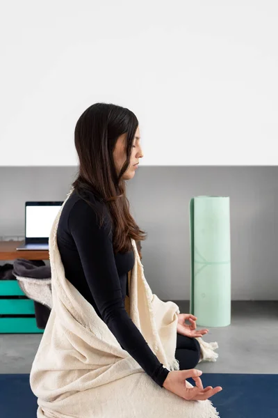 Visão Lateral Jovem Calma Com Olhos Fechados Praticando Mindfulness Meditando — Fotografia de Stock