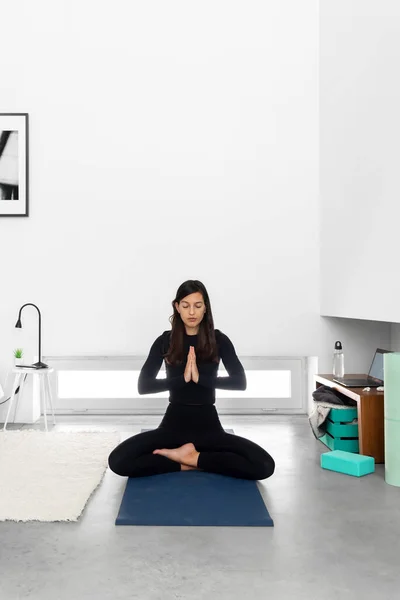 Jovem Mulher Sportswear Sentado Pose Lótus Com Mãos Namaste Meditando — Fotografia de Stock