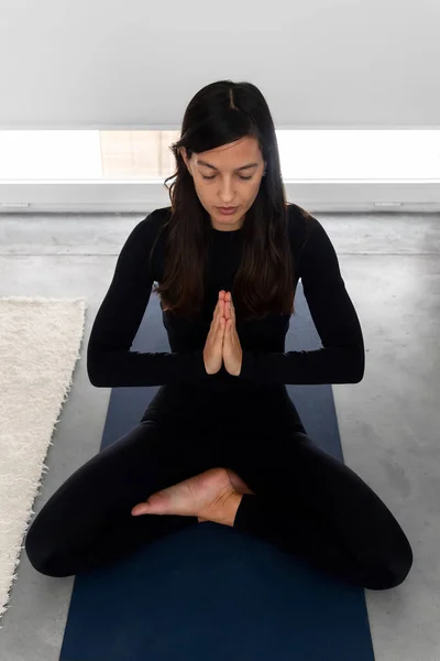 Jovem Mulher Sportswear Sentado Pose Lótus Com Mãos Namaste Meditando — Fotografia de Stock