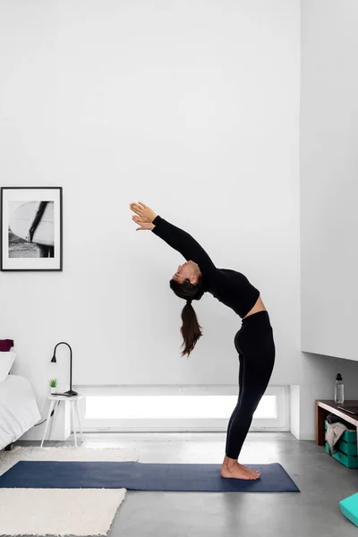 Joven Mujer Delgada Practicando Yoga Moderno Dormitorio Minimalista Casa — Foto de Stock