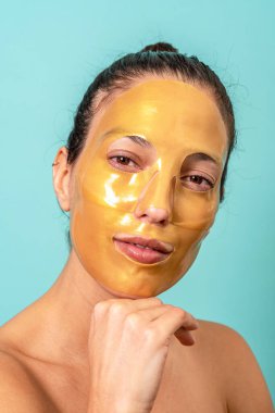 Yüz kolajeni jel cilt maskesi kullanan güzel bir kadın.