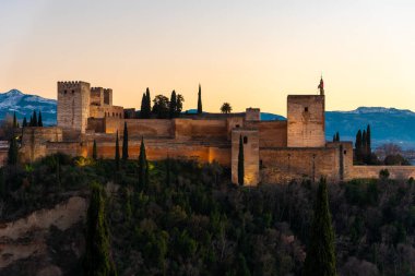 İspanya, Granada 'da akşam saatlerinde Arap kalesi Alhambra manzarası