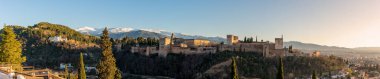 Granada, İspanya 'daki Arap kalesi Alhambra' nın panoramik manzarası