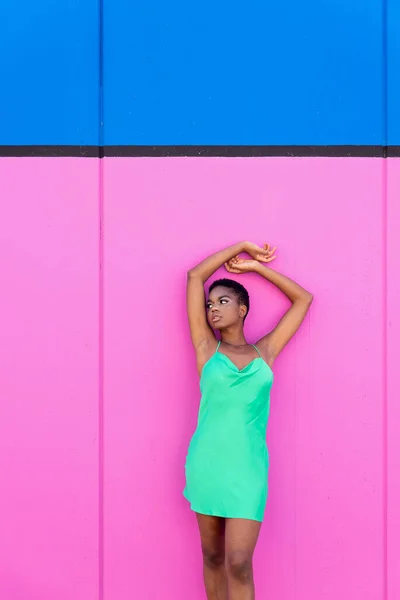 Elegante Jovem Mulher Negra Com Vestido Verde Elétrico Saltos Brancos — Fotografia de Stock