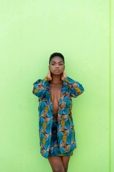 Jovem Preto Fêmea Tradicional Africano Pedaço Tecido Olhando Para Câmera — Fotografia de Stock