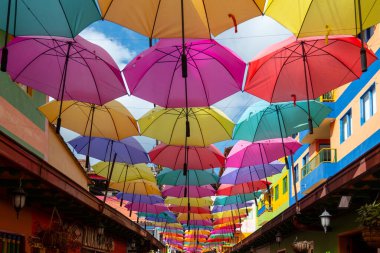 17 Temmuz 2023: Sanatsal Şemsiye Kubbesi Geleneksel Renkli Caddenin üzerinde Guatape, Antioquia, Kolombiya