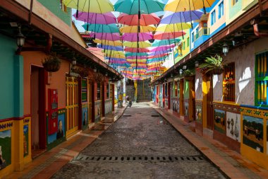 17 Temmuz 2023: Guatape, Antioquia, Kolombiya 'da Geleneksel Evleri olan Renkli Şemsiye Sokağı