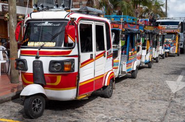 17 Temmuz 2023: Cobblestone Caddesi 'ndeki geleneksel Tuk Tuk Hattı, Guatape, Antioquia, Kolombiya