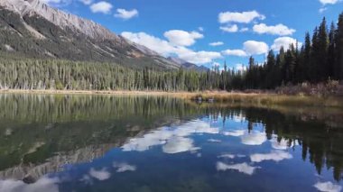 Kanada kayalık dağlarında düşmek