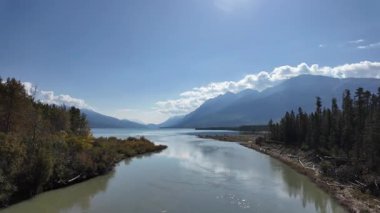 Kanada Kayalıklarında sonbaharın başlarında
