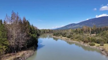 Kanada Kayalıklarında sonbaharın başlarında