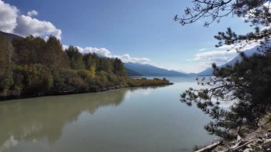 Kanada Kayalıklarında sonbaharın başlarında