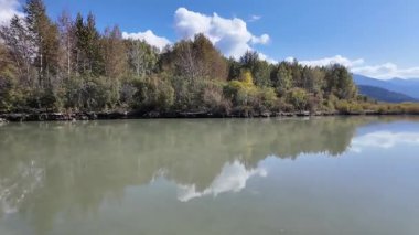 Kanada Kayalıklarında sonbaharın başlarında