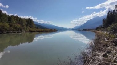 Kanada Kayalıklarında sonbaharın başlarında